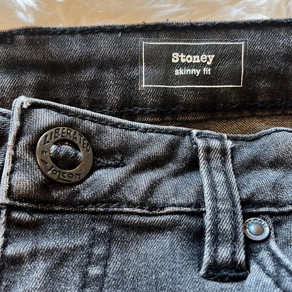 Volcom Stoney skinny fit jeans size 5. Elastane in the material for stretch.